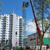 Gebäude mit Kran auf Baustelle
