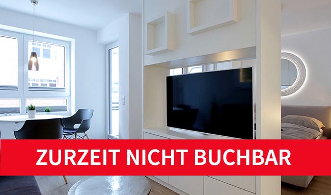 Modernes Apartment mit rotem Banner „Zurzeit nicht buchbar“.