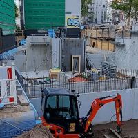 Baustellenfahrzeuge und Absperrungen