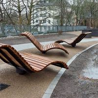 Holzliegestühle im Außenbereich