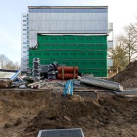 Baustelle mit Schrott und grüner Folie