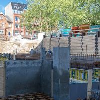 Baustelle mit ersten Betonbauten