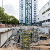 Baustelle mit Gerüst und Kran