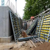 Baustelle mit Gerüst und Materialien
