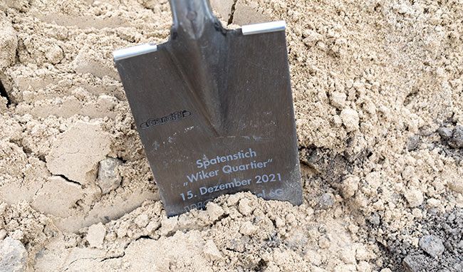 Nahaufnahme von Spaten mit Beschriftung