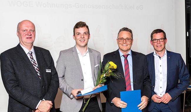 Preisübergabe an Lennart Kröning mit Urkunde
