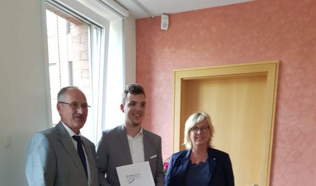 Übergabe der Prüfungsurkunde an Auszubildende