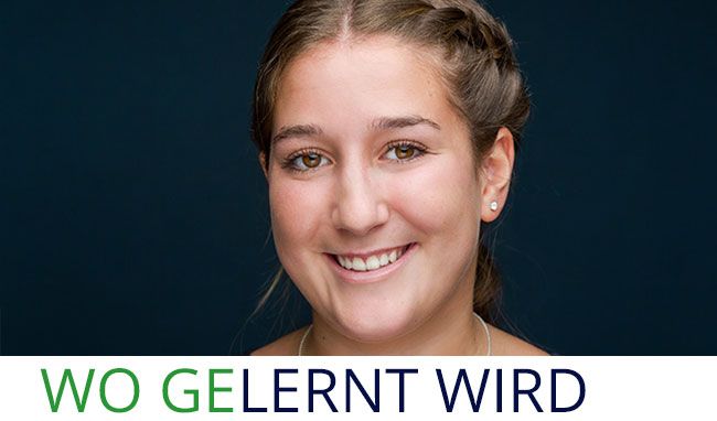 Portraitfoto einer jungen Frau vor dunklem Hintergrund.