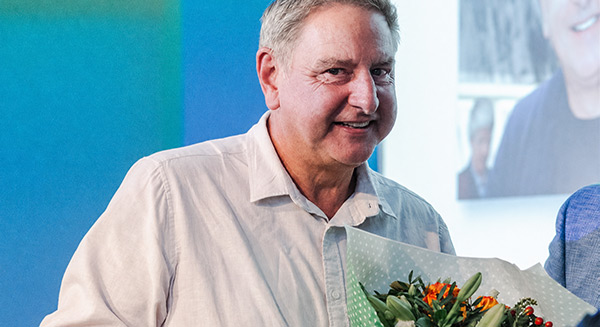 André Eilenstein mit Blumenstrauß