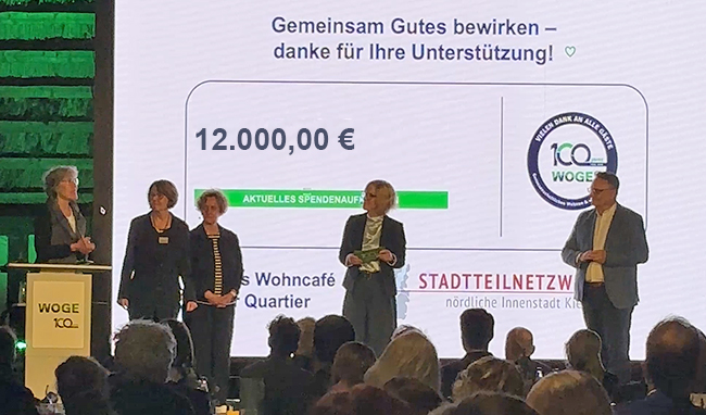Bühne mit Speakern und Präsentation - Gemeinsam Gutes bewirken - danke für Ihre Unterstützung!