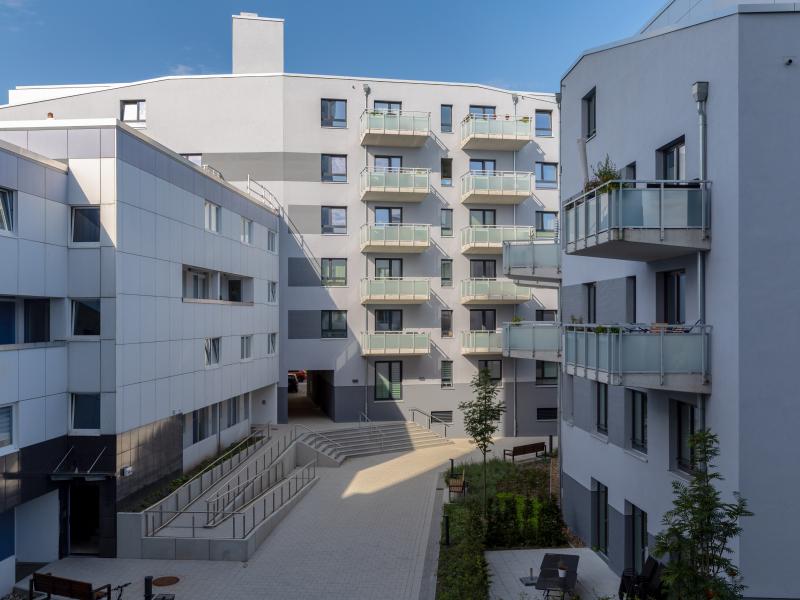 Zwei Balkone mit großzügigem Wohnbereich